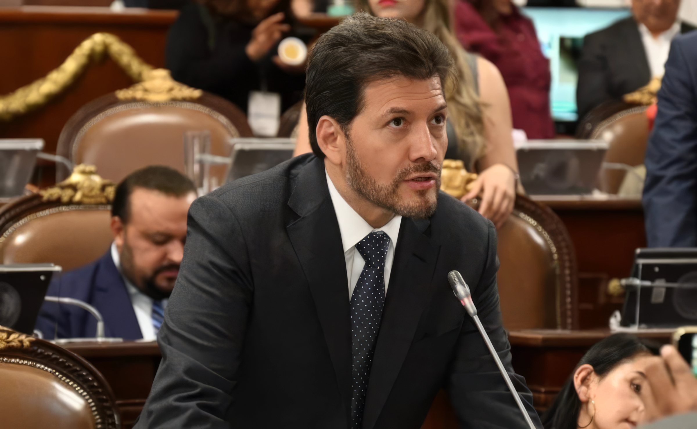 Víctor Hugo Lobo Román hace uso de la palabra en el Pleno